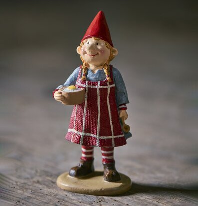 Foto: Tomtefigur med grötskål på träunderlag julpynt