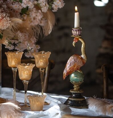 Foto: Flamingoljusstake med glaslyktor och blommor