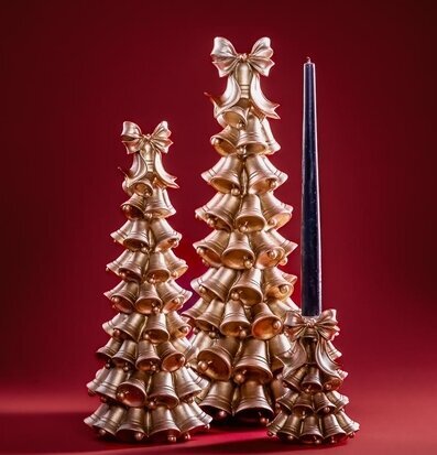 Foto: Julstilleben med klockgranar och mörkt ljus