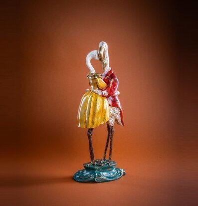 Foto: Flamingopar i dans på vågbas, gul och röd figur