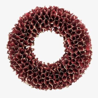 Foto: Röd glittrig krans mot vit bakgrund, ringform