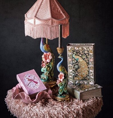 Foto: Bordslampa med påfågel och rosa fransskärm