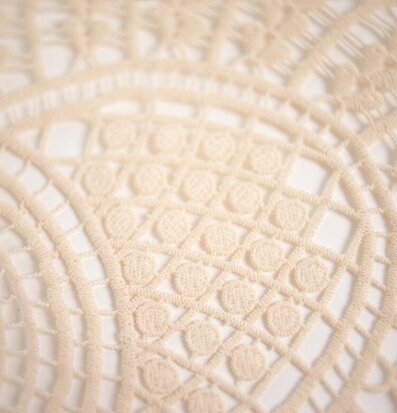 Foto: Närbild på virkat bordsunderlägg i beige ton