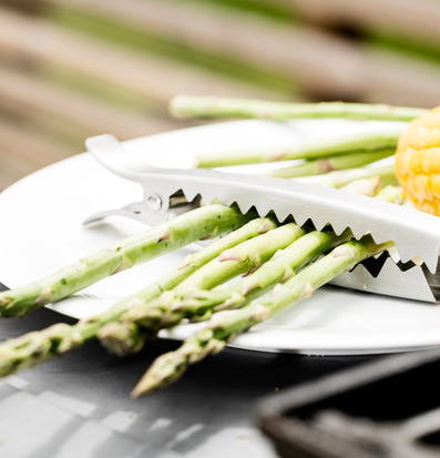 Bild av BBQ-klämma med sparris och majs i somrig miljö