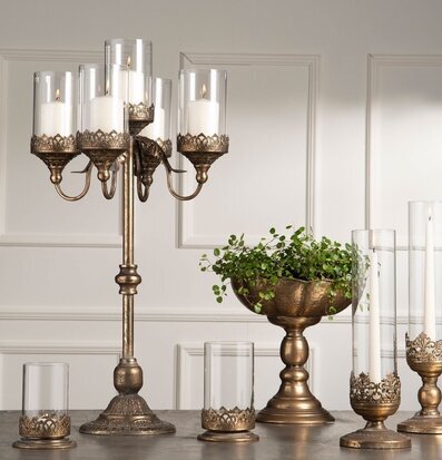 Foto: Guldbruna ljuslyktor i glas med ornamentkrans