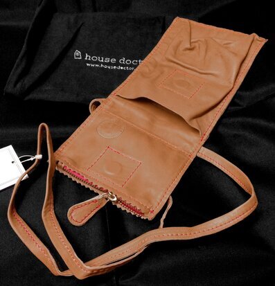 Bild av elegant halsväska i läder med fina detaljer