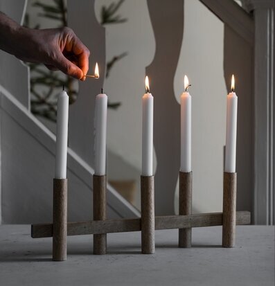 Foto: Adventsljusstake i ljust trä med fem ljus
