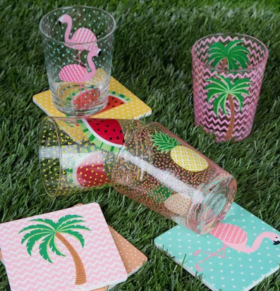 Bild av färgstarka tumblerglas med tropiska motiv