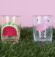 Bild av färgglada tumblerglas med somriga motiv