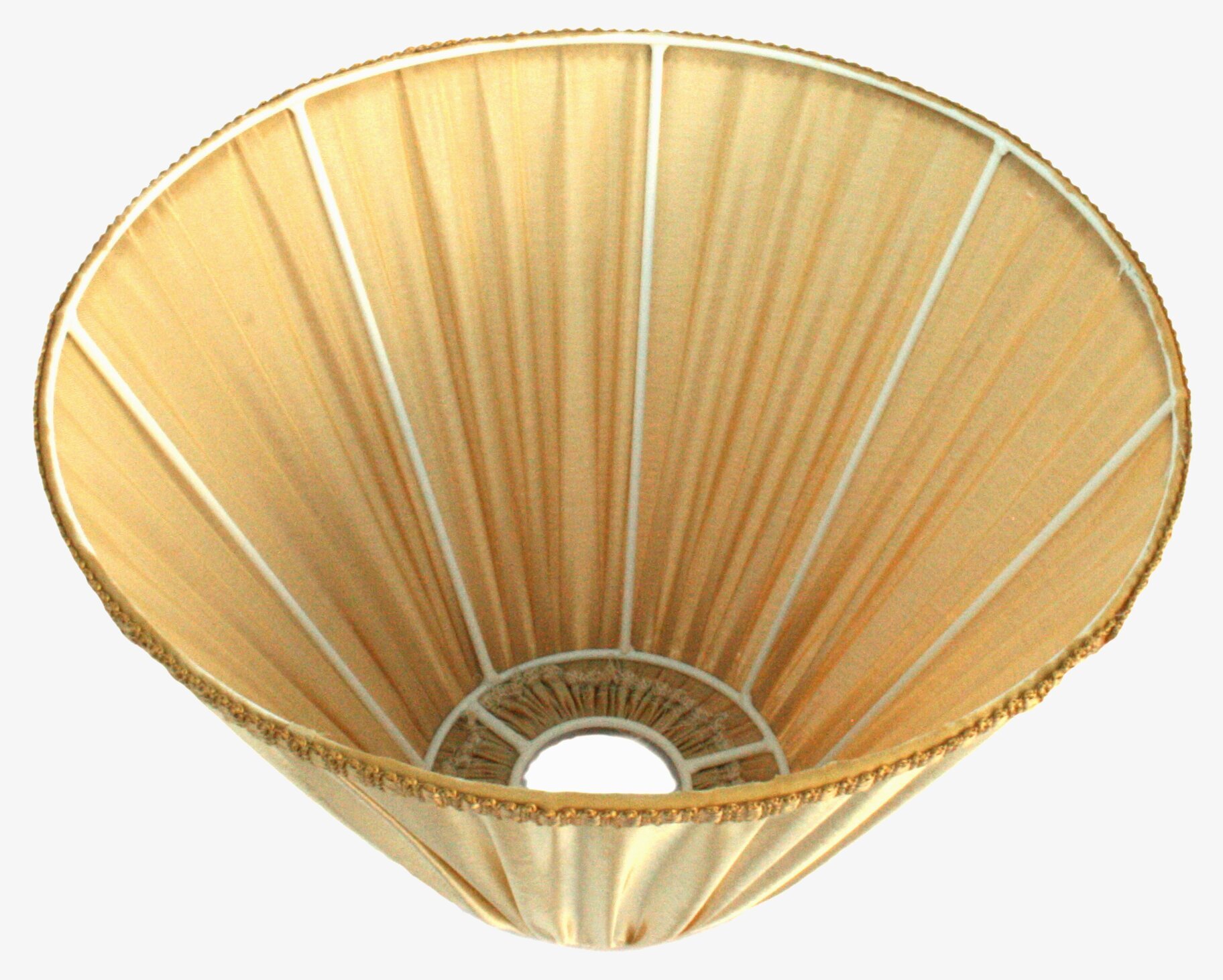 Bild av konisk lampskärm i guld med elegant design