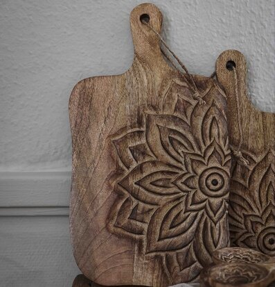 Foto: Träskärbrädor med snodd och blomrelief 42cm
