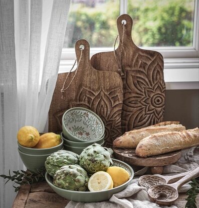 Foto: Köksstilleben vid fönster med bröd och citrus