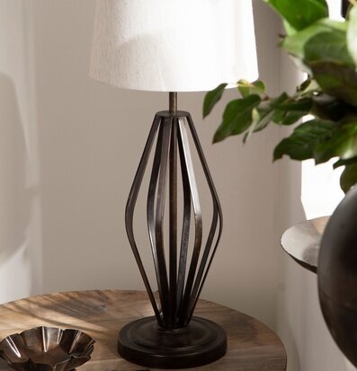 Bild av bordslampa med vit skärm och antik lampfot