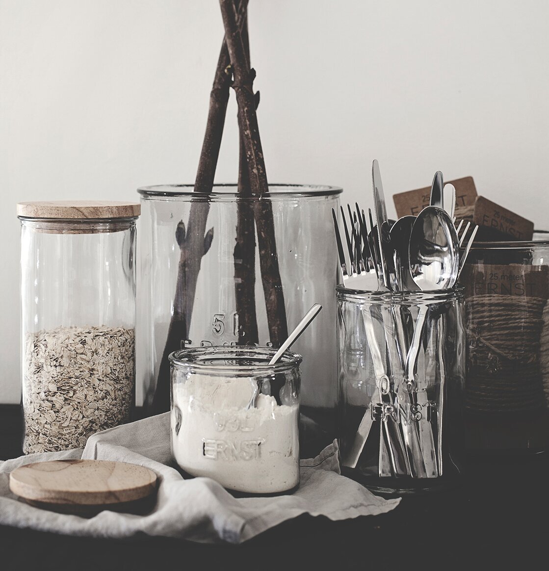 Bild av stilrena köksredskap och förvaringslösningar