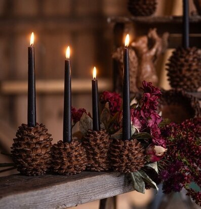 Foto: Svarta stearinljus i kottrad med torkade blommor