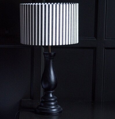 Foto: Randig svartvit lampskärm på bordslampa svart