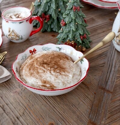 Bild: Juldukning med skål röd kant och kanelgröt