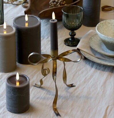 Bild: Dukning med LED-kronljus och keramik i beige
