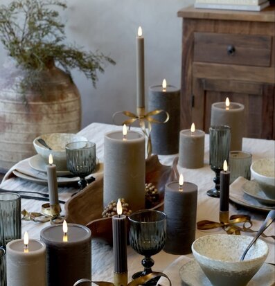 Bild: Dukat bord med LED-kronljus och blockljus