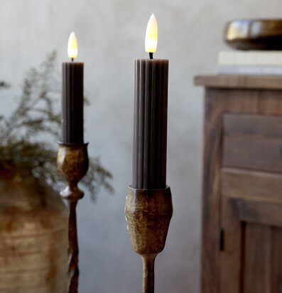 Foto: LED-kronljus i patinerad ljusstake, brunt ljus