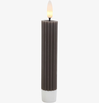 Foto: Kaffebrunt räfflat LED-kronljus på vit bakgrund
