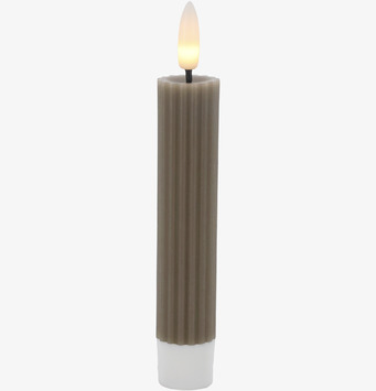 Foto av räfflat LED-kronljus i latte med låga