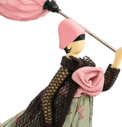 Foto: Figurformad bordslampa med rosa tygskärm