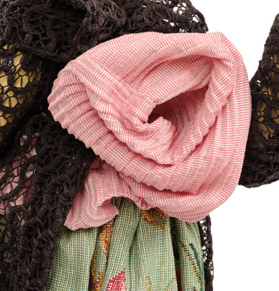 Bild på textil rosett och nätspets i närbild detalj