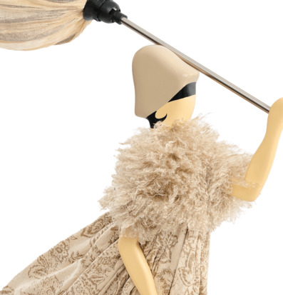 Foto: Dekorativ figurlampa med beige skärm och hatt