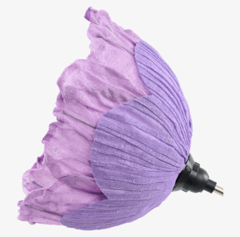 Foto: Lila veckad textil lampskärm mot vit bakgrund
