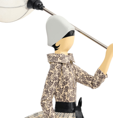 Foto: Figurformad bordslampa med mönstrad skjorta