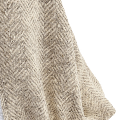 Foto: Fiskbensvävd beige/grå textil i närbild 56