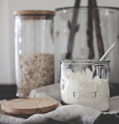 Bild av stilrena glasburkar i organiserad köksmiljö