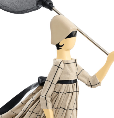 Foto: Figurformad bordslampa i beige med svart nät