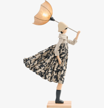 Foto: Figurformad bordslampa med paraplyskärm vit bakgrund