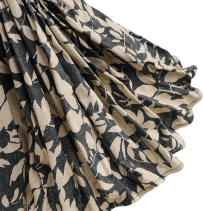 Foto: Veckad lampskärm i textil med bladmotiv 55