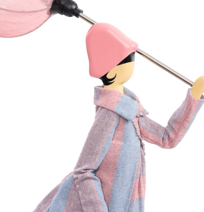 Foto: Dekorativ bordslampa med figur och rosa skärm