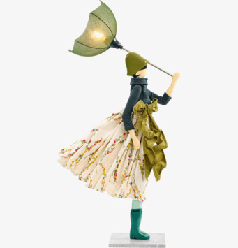 Foto: Bordslampa som figur med paraplyskärm vit bakgrund