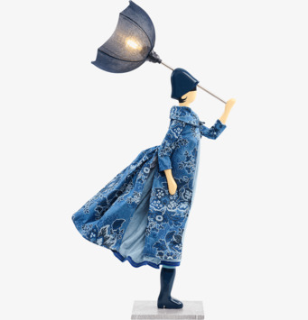 Foto: Bordslampa som kvinnlig figur med paraplyskärm