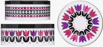 Bild av runda plåtburkar med tulpanmönster i ljusa färger