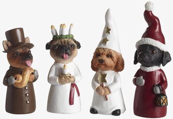 Foto: Luciatåg med fyra hundfigurer på vit bakgrund