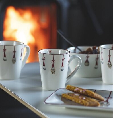 Foto: Glöggmuggar med tomtar vid brasa och fika