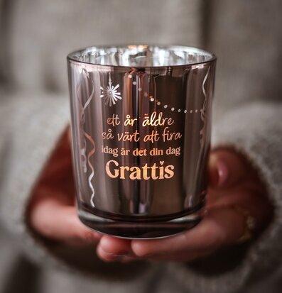 Foto: Rökfärgad glaslykta med Grattis-text i hand