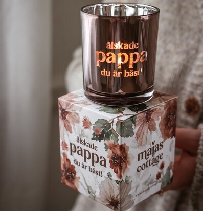 Foto: Ljuslykta i tonat glas med gåvobox, pappa 