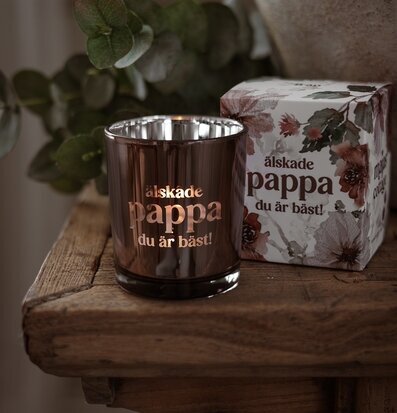 Foto: Ljuslykta i röktonat glas med text till pappa
