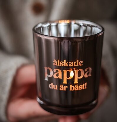 Foto: Tänd ljuslykta i tonat glas med text 7x8cm