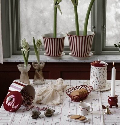 Foto: Dukat bord vid fönster med plåtburkar & ljus