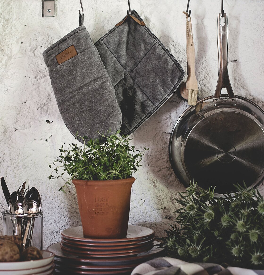 Kruka Grå Stor från Ernst i lantligt kök med rustik känsla