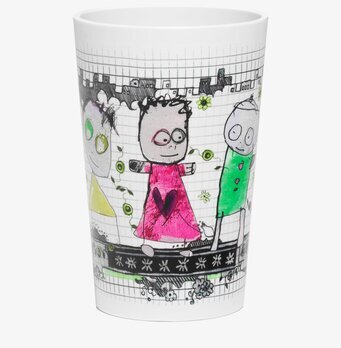 Bild av livfull mugg med konstnärlig stadsmotiv