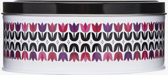 Foto av stilren och funktionell plåtburk med tulpaner